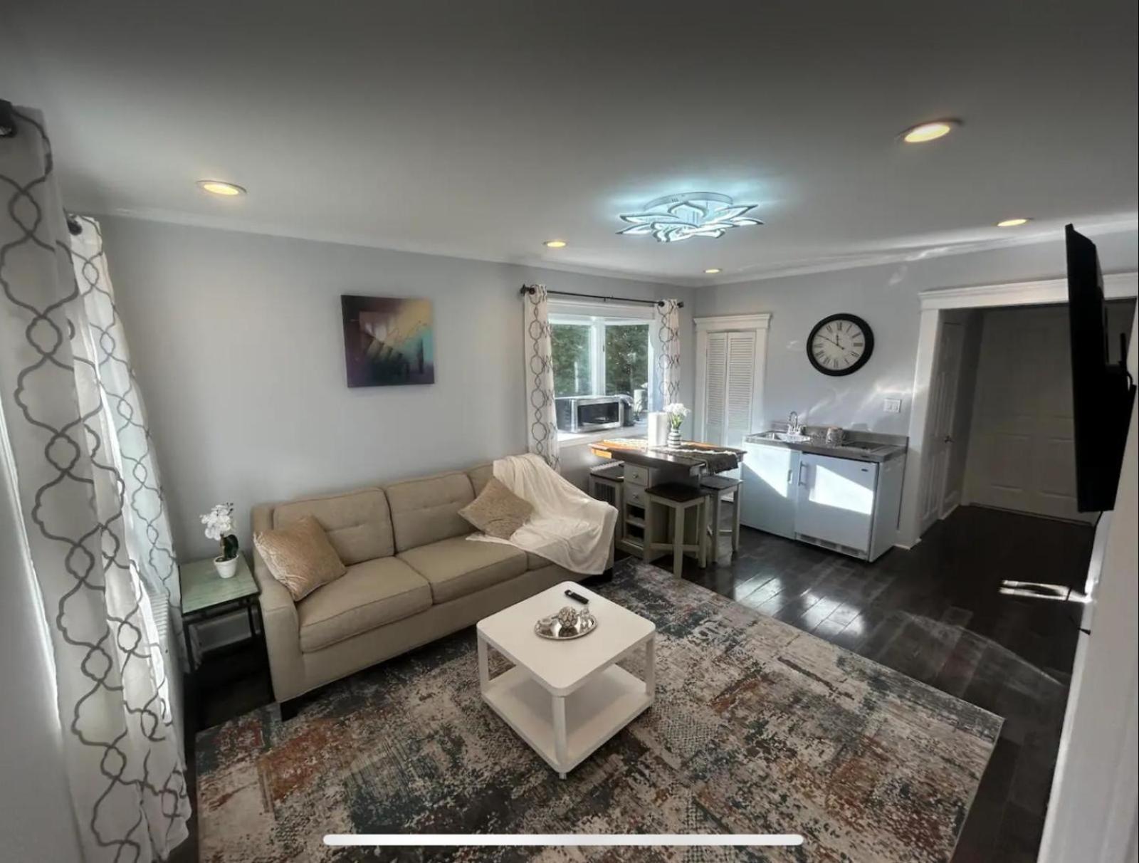 Private Suite In Huntington Station Bagian luar foto