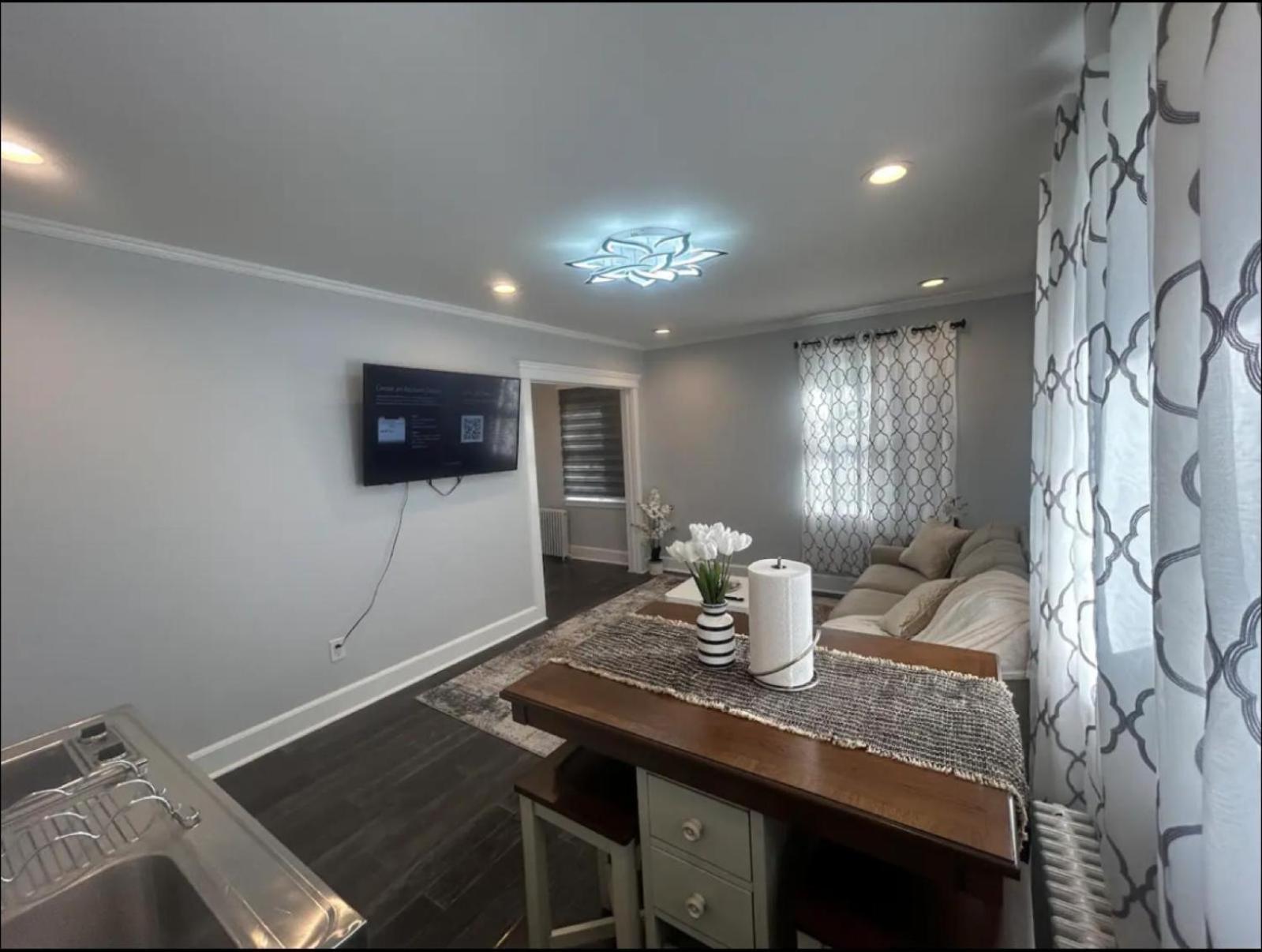 Private Suite In Huntington Station Bagian luar foto